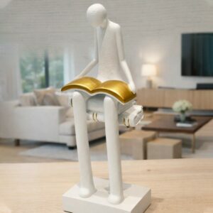 Statue Décorative Personnage Assis avec Livre Doré en Résine 30 cm